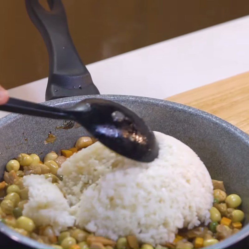 Step 2 Stir-fry shrimp and meat mixture and mix with rice Lotus leaf steamed rice