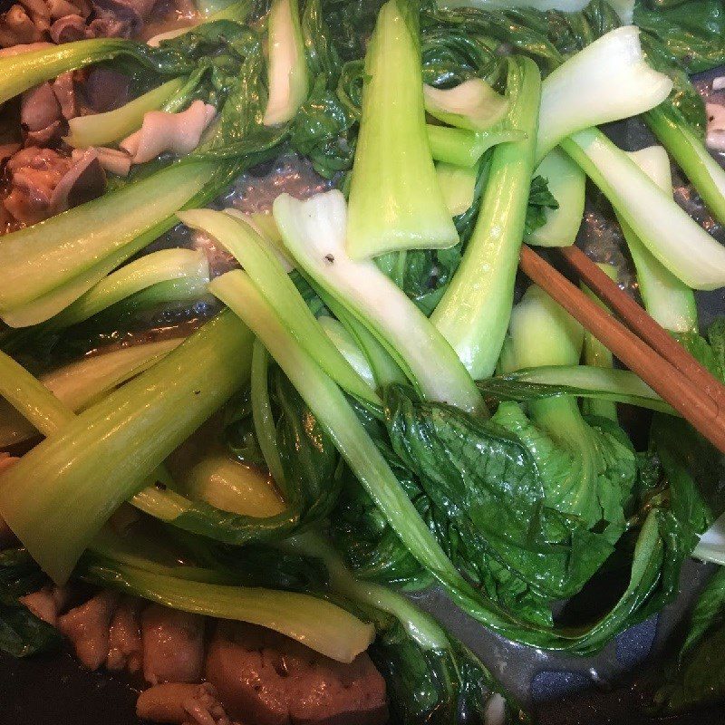 Step 2 Stir-fried chicken innards with bok choy Stir-fried bok choy with chicken innards