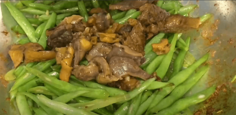 Step 4 Stir-fry chicken entrails Chicken entrails stir-fried with string beans