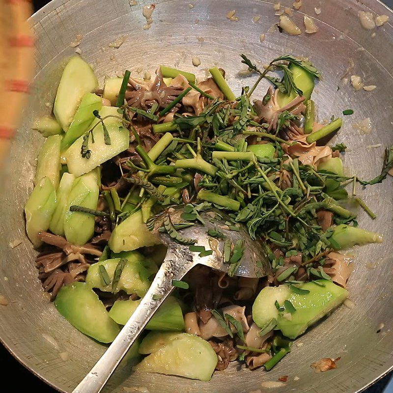 Step 4 Stir-fried duck entrails with fragrant gourd and water spinach Duck entrails stir-fried with fragrant gourd and water spinach