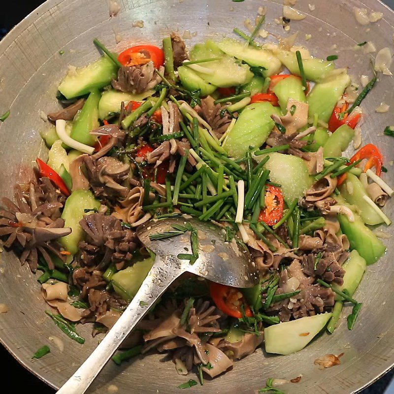 Step 4 Stir-fried duck entrails with fragrant gourd and water spinach Duck entrails stir-fried with fragrant gourd and water spinach