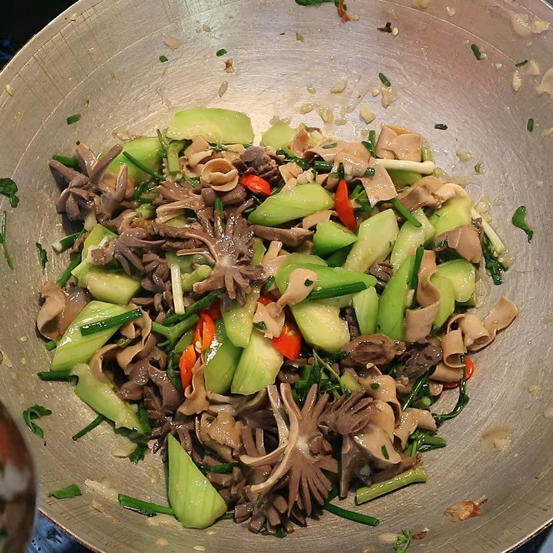 Step 4 Stir-fry duck entrails with bitter melon and water spinach Duck entrails stir-fried with bitter melon and water spinach