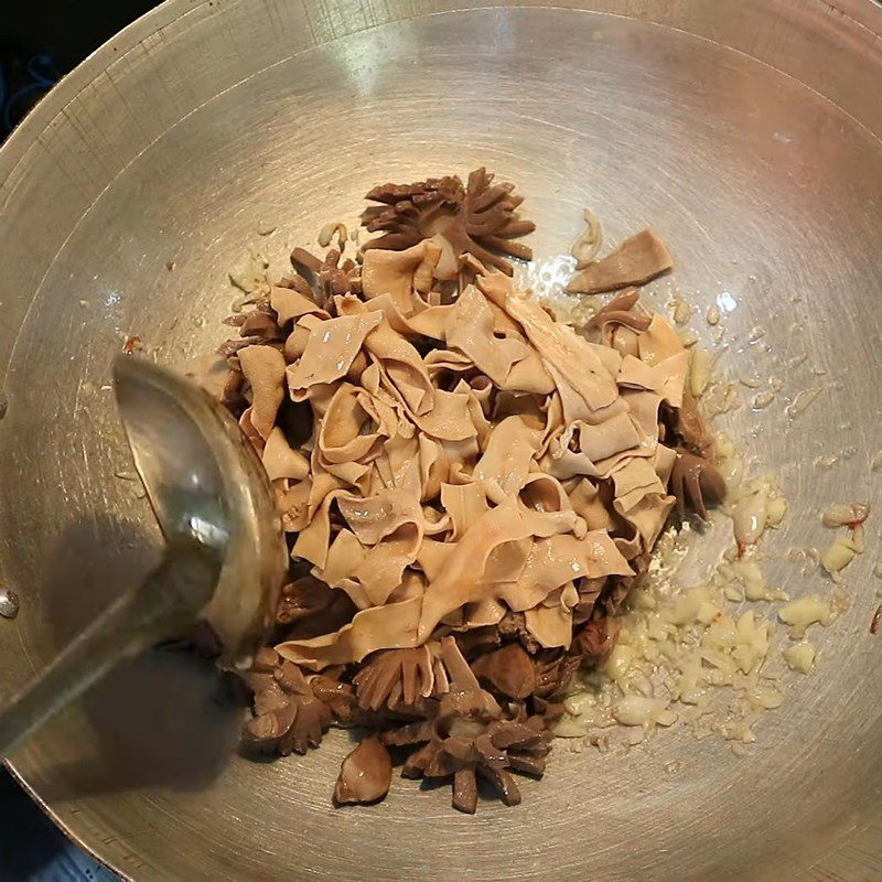 Step 4 Stir-fried duck entrails with fragrant gourd and water spinach Duck entrails stir-fried with fragrant gourd and water spinach