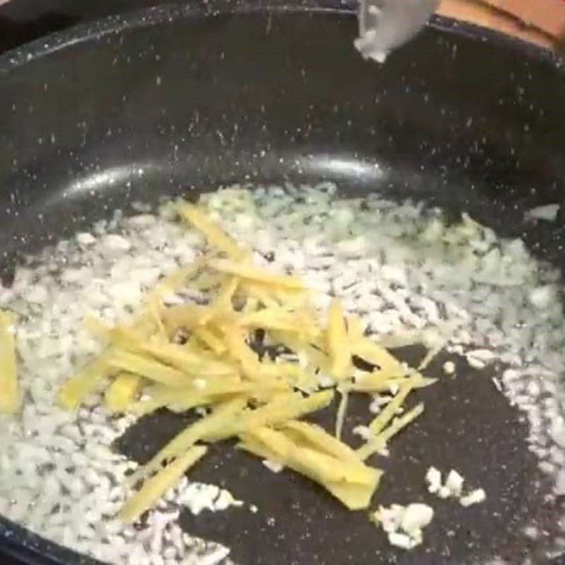Step 4 Stir-fry eel Green bean eel porridge