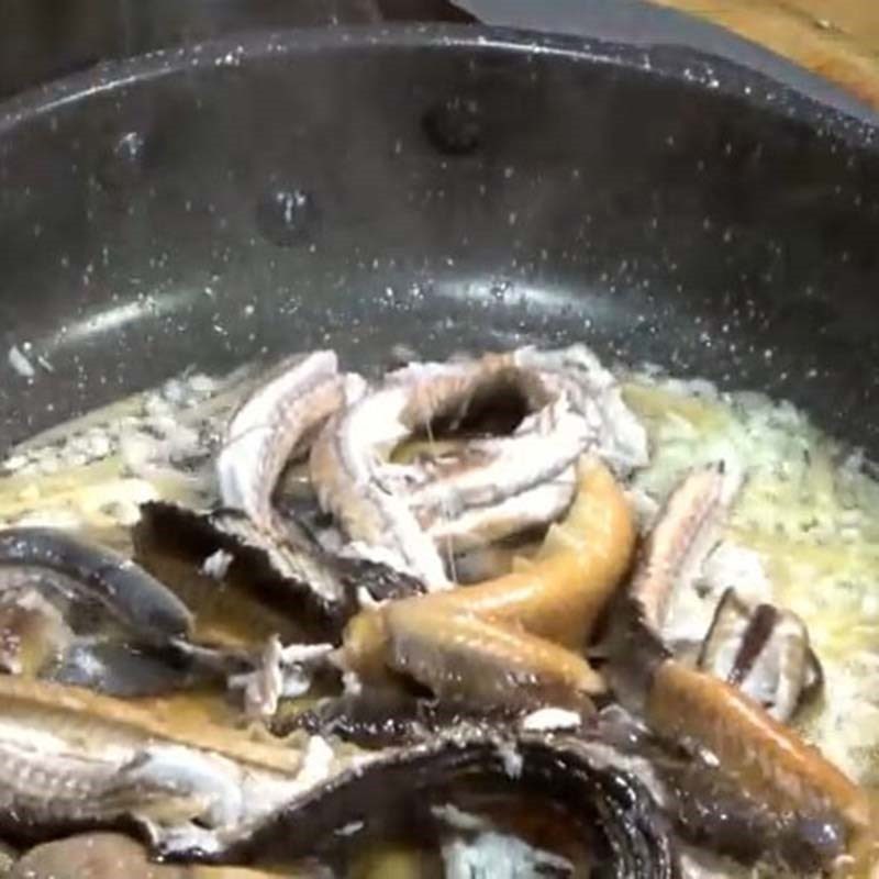 Step 4 Stir-fried eel Green bean eel porridge