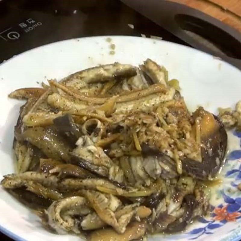 Step 4 Stir-fried eel Green bean eel porridge