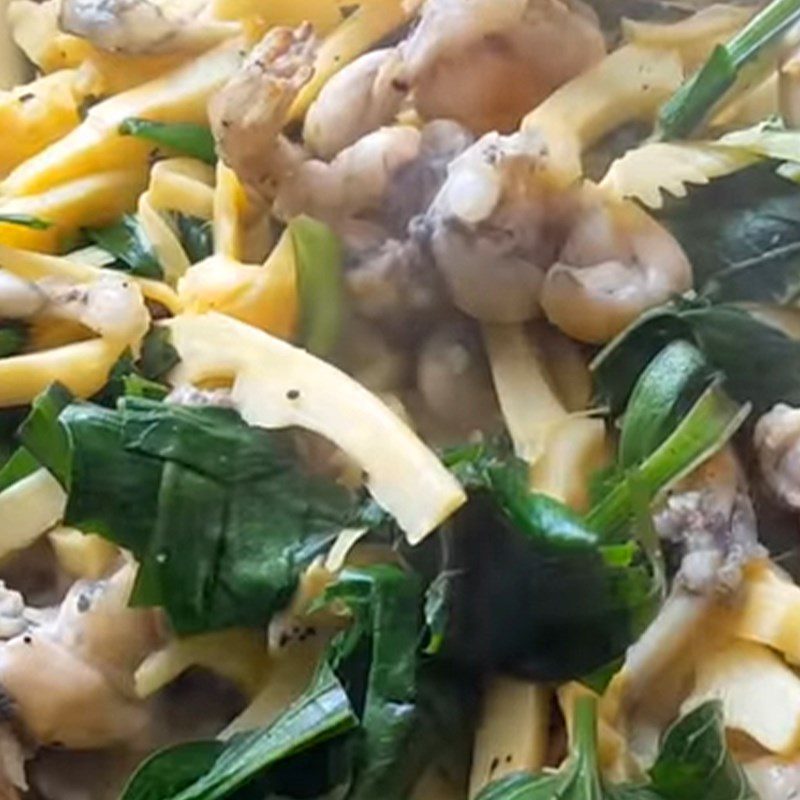 Step 4 Stir-fried bamboo shoots with frog and Vietnamese coriander Stir-fried frog with bamboo shoots and Vietnamese coriander