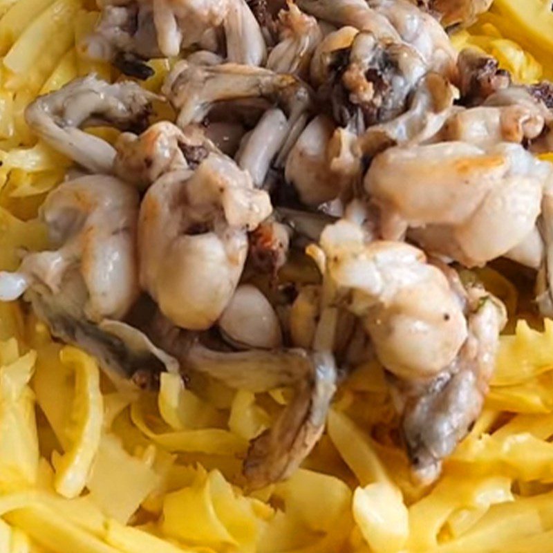 Step 4 Stir-fry bamboo shoots with frog and Vietnamese mint Frog stir-fried with bamboo shoots and Vietnamese mint