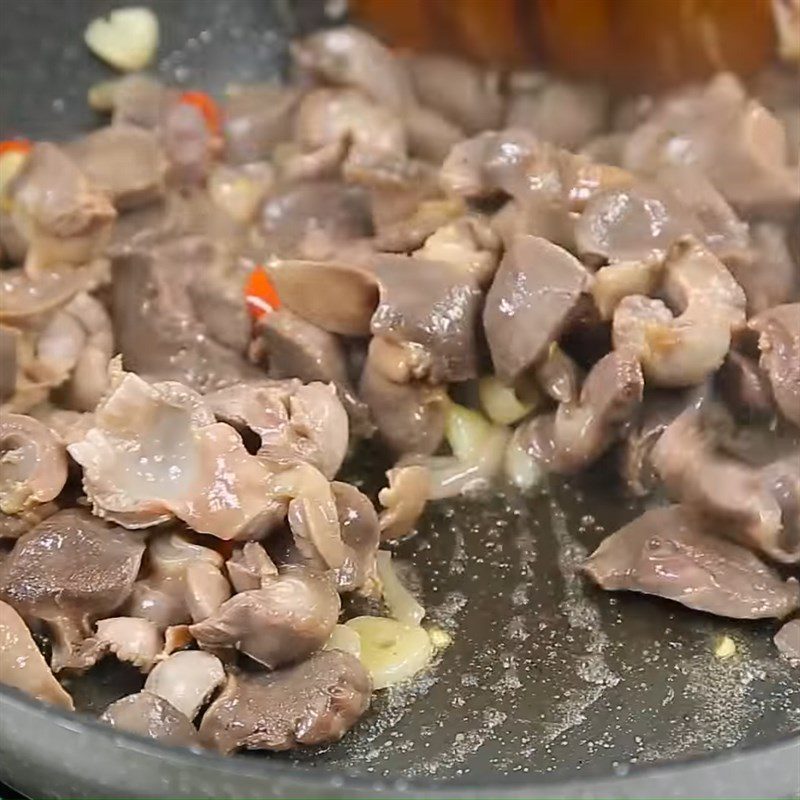 Step 3 Stir-fry chicken gizzards Spicy chicken gizzards