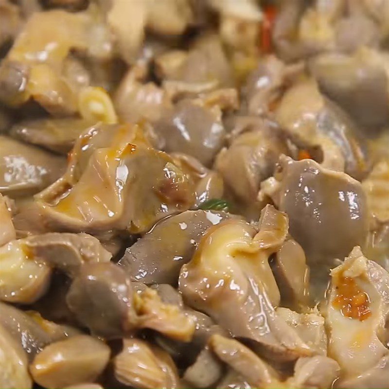 Step 3 Stir-fry chicken gizzards Spicy chicken gizzards