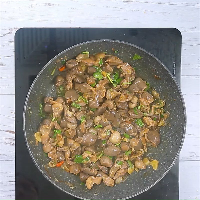 Step 3 Stir-fry chicken gizzards Spicy chicken gizzards