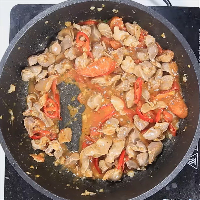 Step 3 Stir-fry chicken gizzards Chicken gizzards stir-fried with tomatoes