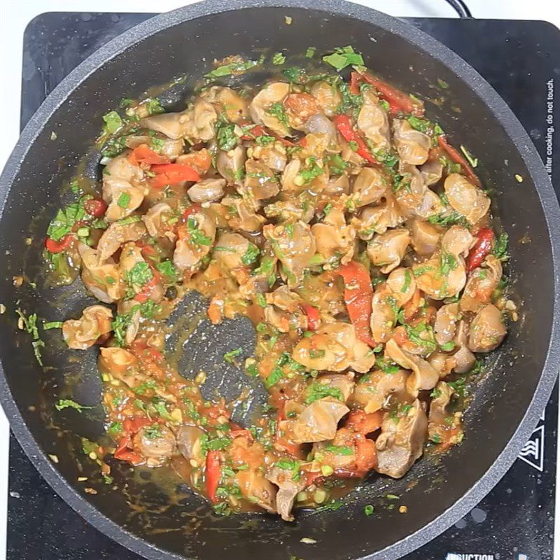 Step 3 Stir-fry chicken gizzards Chicken gizzards stir-fried with tomatoes