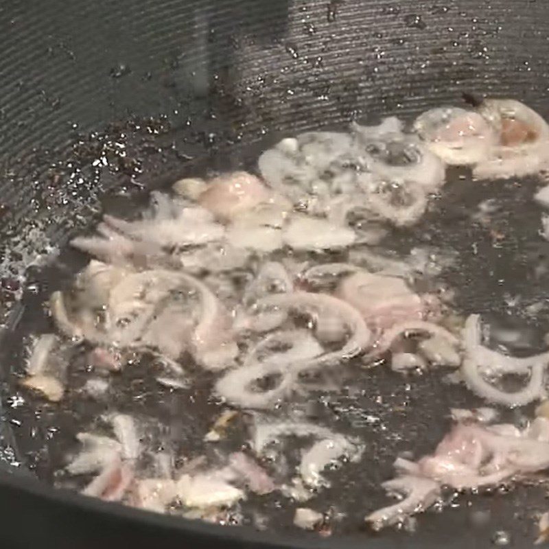 Step 3 Stir-frying the dish Stir-fried chicken with wild betel leaves