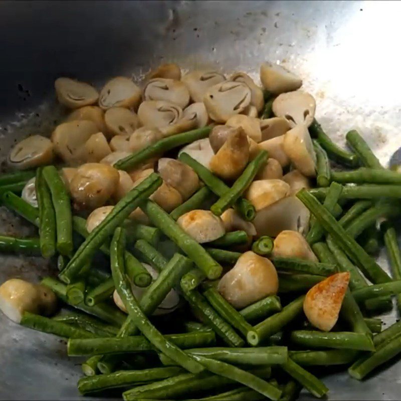 Step 2 Stir-fried mushrooms with green beans Stir-fried straw mushrooms with green beans