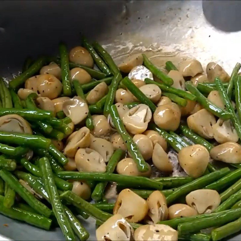 Step 2 Stir-fried mushrooms with green beans Stir-fried straw mushrooms with green beans