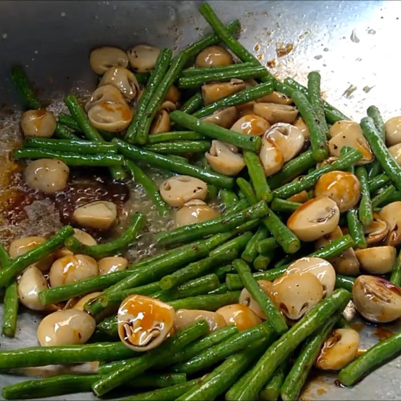 Step 2 Stir-fried mushrooms with green beans Stir-fried straw mushrooms with green beans