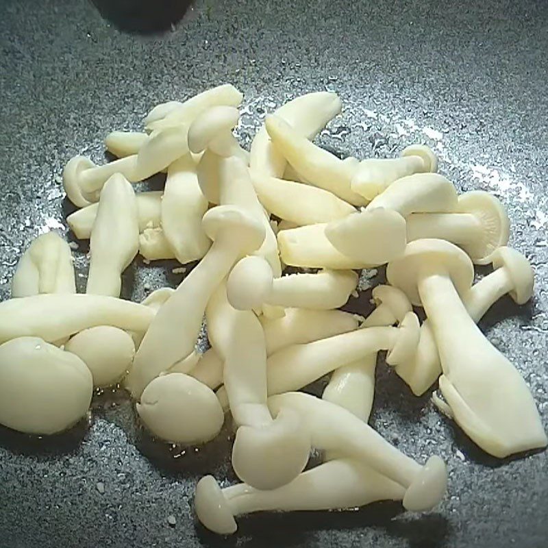 Step 2 Sauté the mushrooms for vegetarian rice with soy sauce