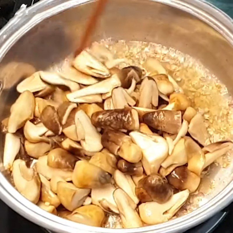 Step 3 Stir-fried mushrooms Stir-fried straw mushrooms with lemongrass and chili