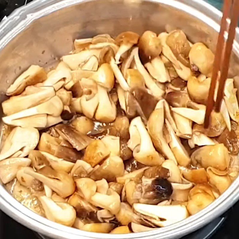 Step 3 Stir-fried mushrooms Stir-fried straw mushrooms with lemongrass and chili