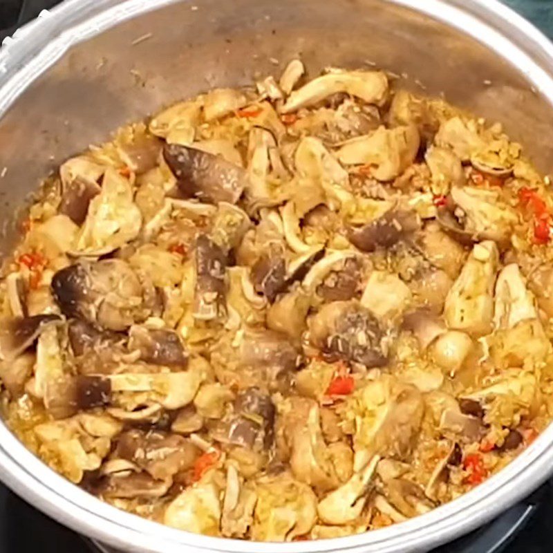 Step 3 Stir-fried mushrooms Stir-fried straw mushrooms with lemongrass and chili