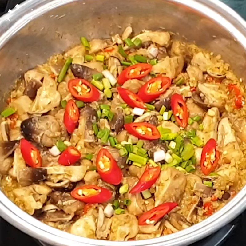 Step 3 Stir-fried mushrooms Stir-fried straw mushrooms with lemongrass and chili