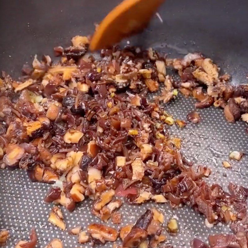 Step 3 Sautéed mushrooms Vegetarian sticky rice (Recipe shared by Tiktok Vegetarian Kitchen XANH)