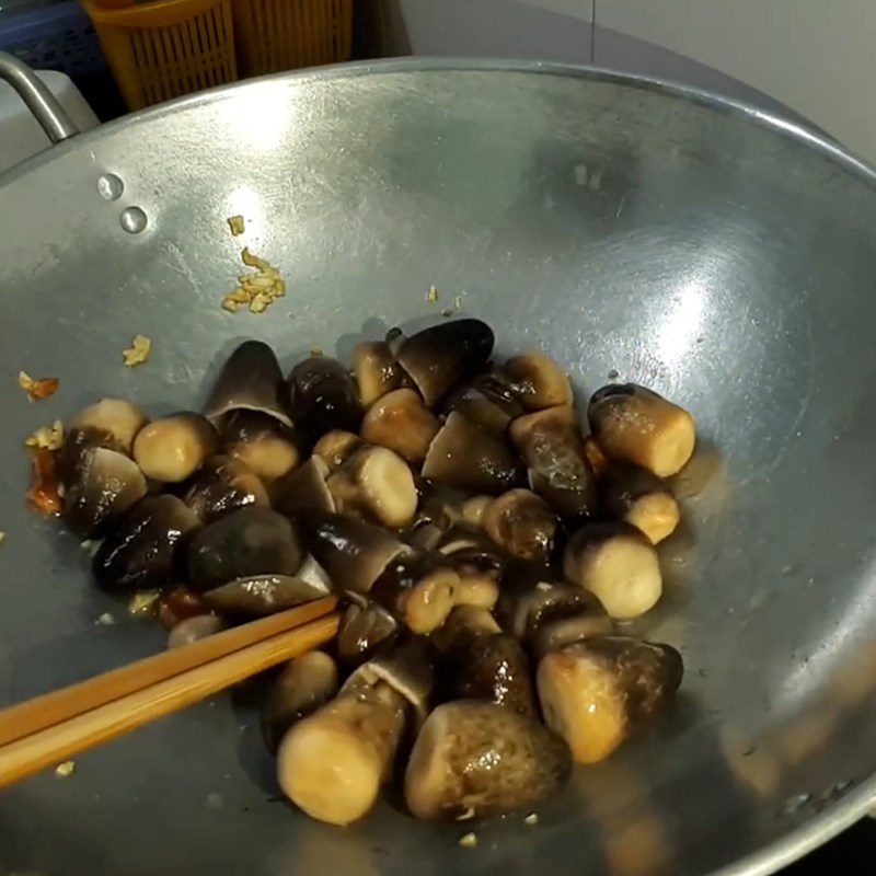 Step 2 Stir-fry the straw mushrooms for Stir-fried Bitter Vegetables with Straw Mushrooms