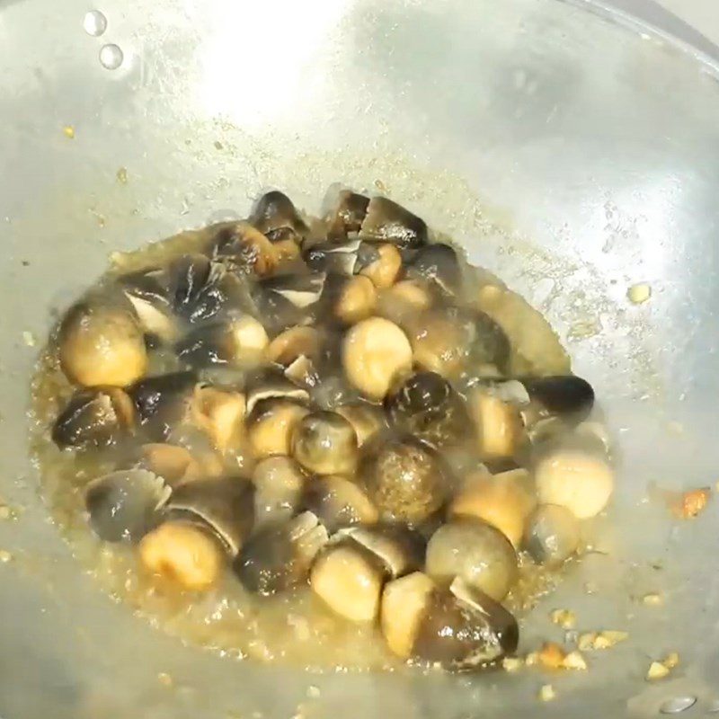 Step 2 Stir-fry the straw mushrooms for Stir-fried Bitter Vegetables with Straw Mushrooms