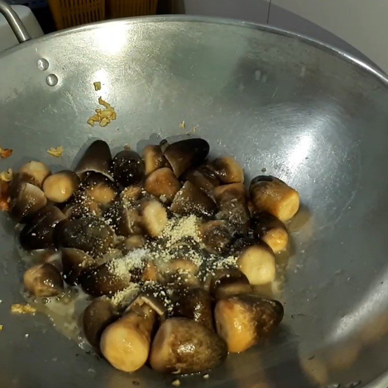 Step 2 Stir-fry the straw mushrooms for Stir-fried Bitter Vegetables with Straw Mushrooms