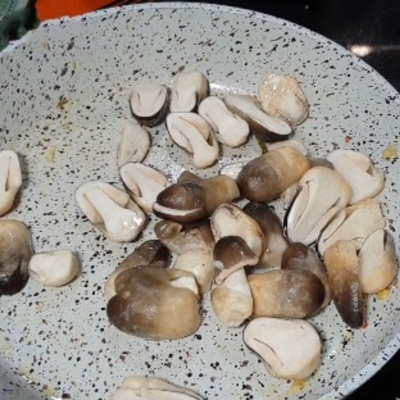 Step 4 Stir-fried straw mushrooms Stir-fried straw mushrooms with sour pickled mustard greens