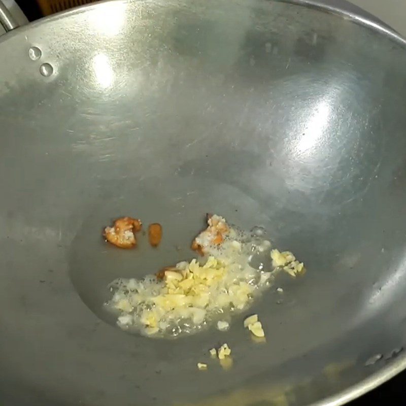 Step 2 Stir-fry the straw mushrooms for Stir-fried Bitter Vegetables with Straw Mushrooms