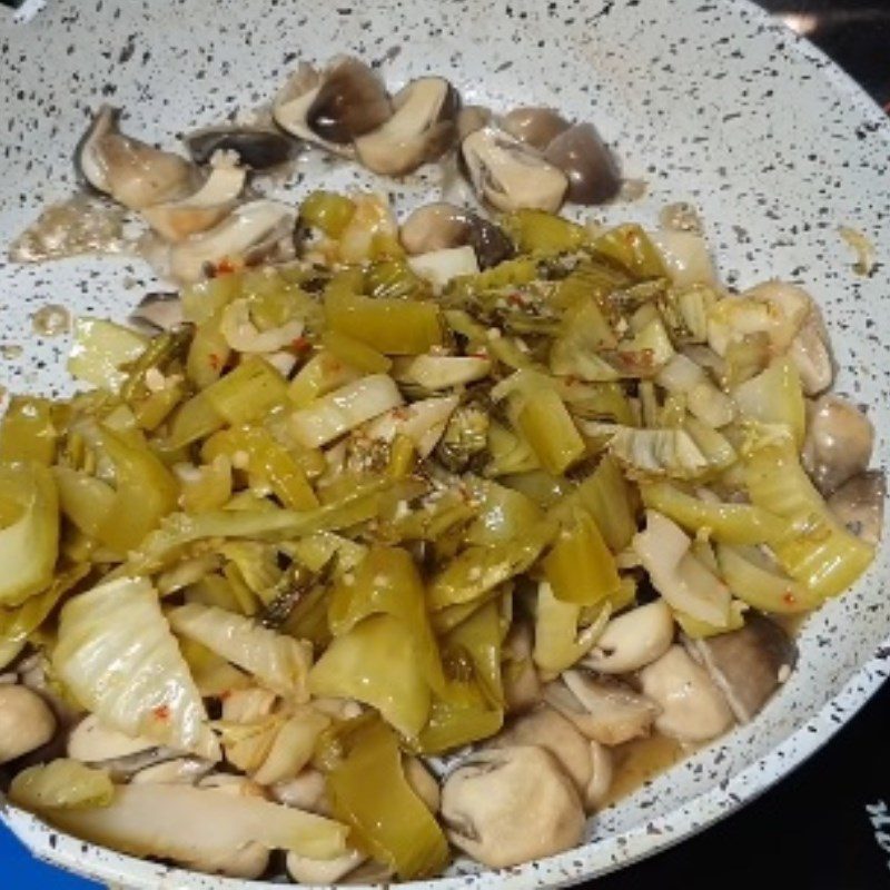 Step 5 Stir-fried straw mushrooms with sour pickled mustard greens Stir-fried straw mushrooms with sour pickled mustard greens