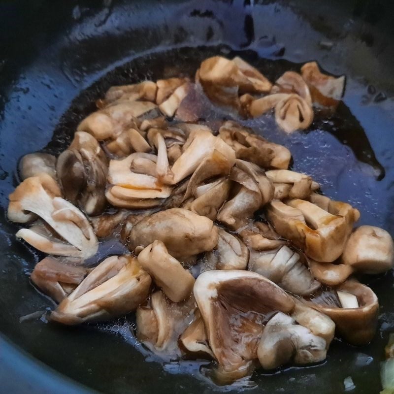 Step 2 Stir-fried straw mushrooms Steamed tofu with mushrooms