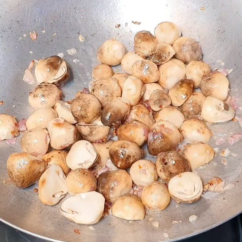 Step 4 Stir-frying mushrooms and tofu for vegetarian beef noodle soup