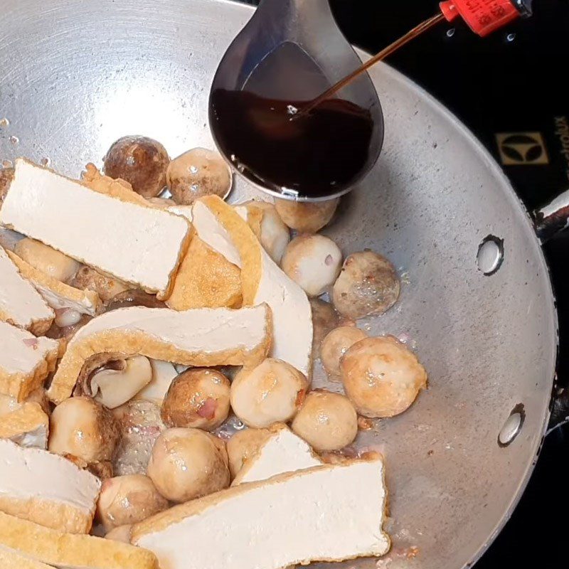 Step 4 Stir-frying mushrooms and tofu for vegetarian beef noodle soup