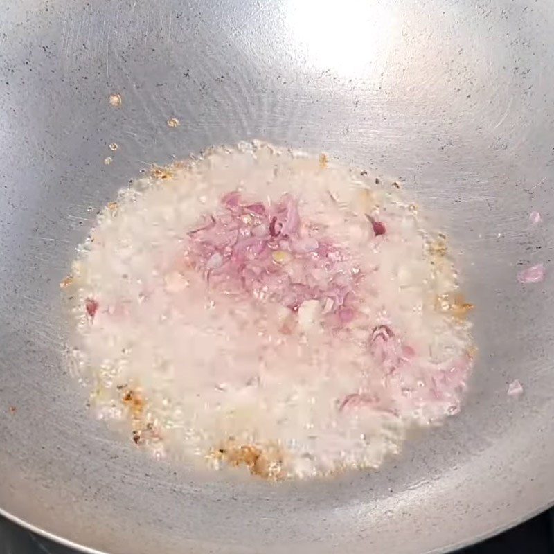 Step 4 Stir-frying mushrooms and tofu for vegetarian beef noodle soup