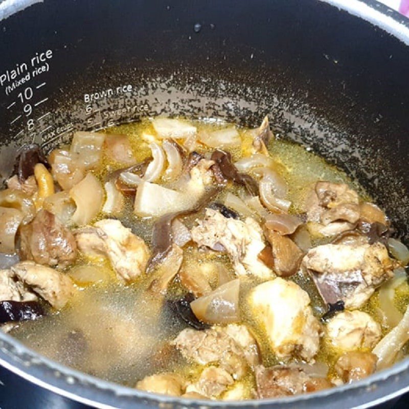 Step 4 Sauté the ingredients Chicken cooked with wood ear mushrooms, shiitake mushrooms