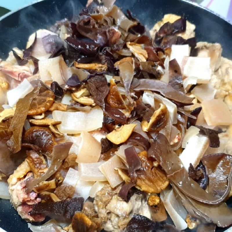 Step 4 Sauté the ingredients Chicken cooked with wood ear mushrooms, shiitake mushrooms