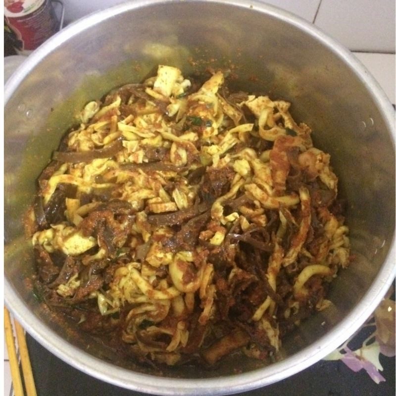 Step 2 Sauté turmeric Vegetarian stir-fried noodles