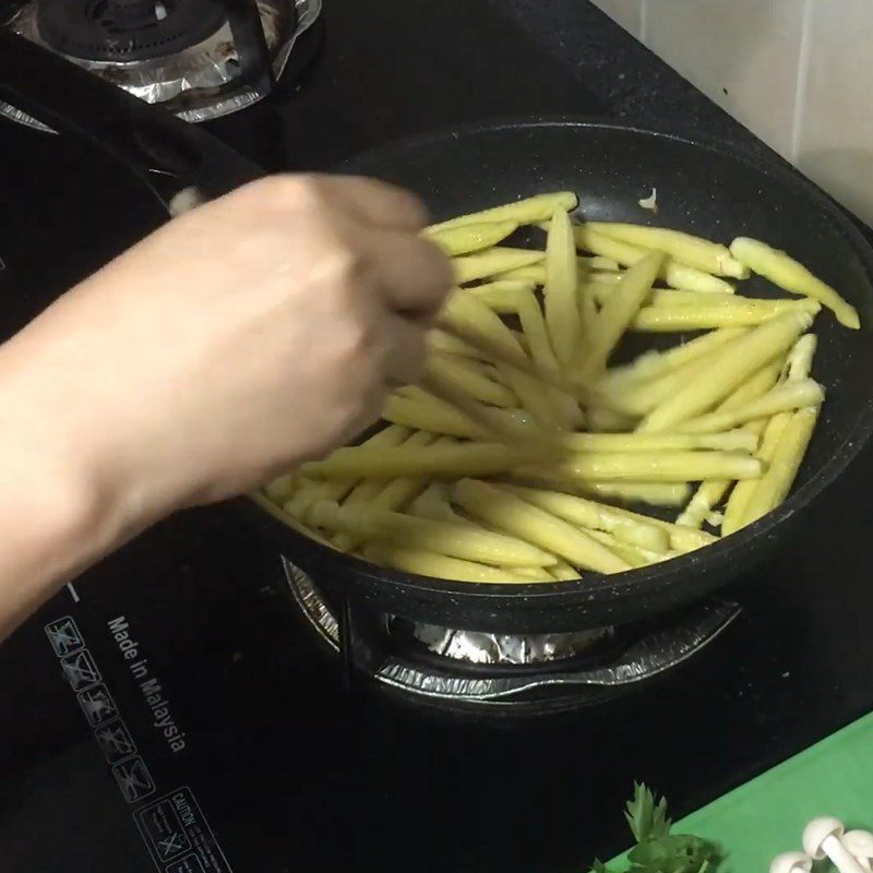 Step 2 Stir-fry the baby corn for stir-fried baby corn with bell pepper