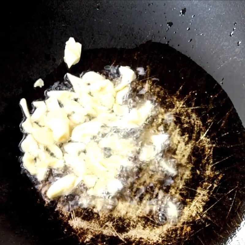 Step 2 Stir-fry the corn for stir-fried baby corn with garlic (vegetarian)