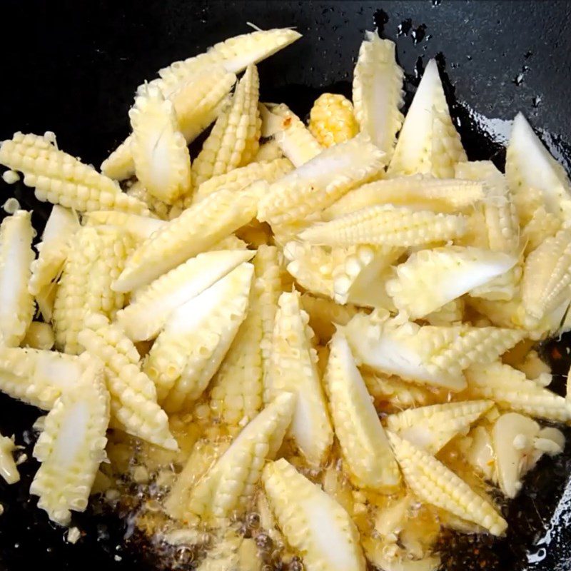 Step 2 Stir-fried baby corn with vegetarian garlic