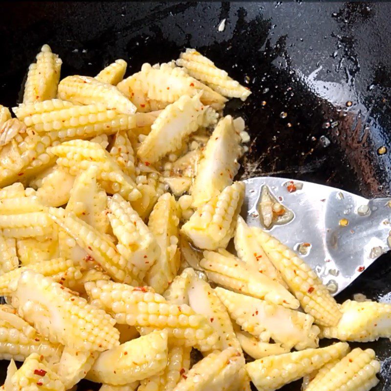 Step 2 Stir-fried baby corn with vegetarian garlic