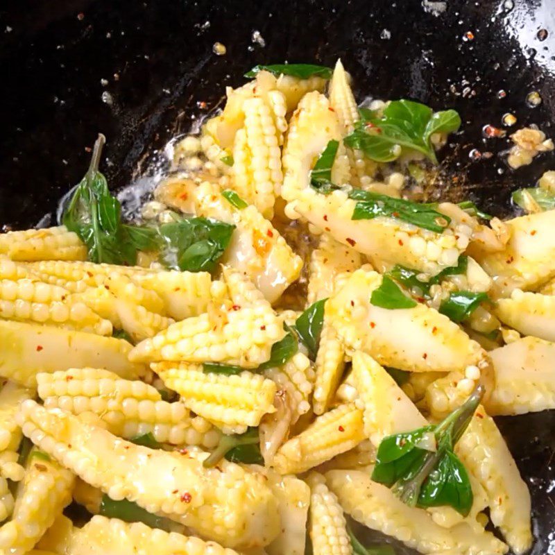Step 2 Stir-fried baby corn with vegetarian garlic