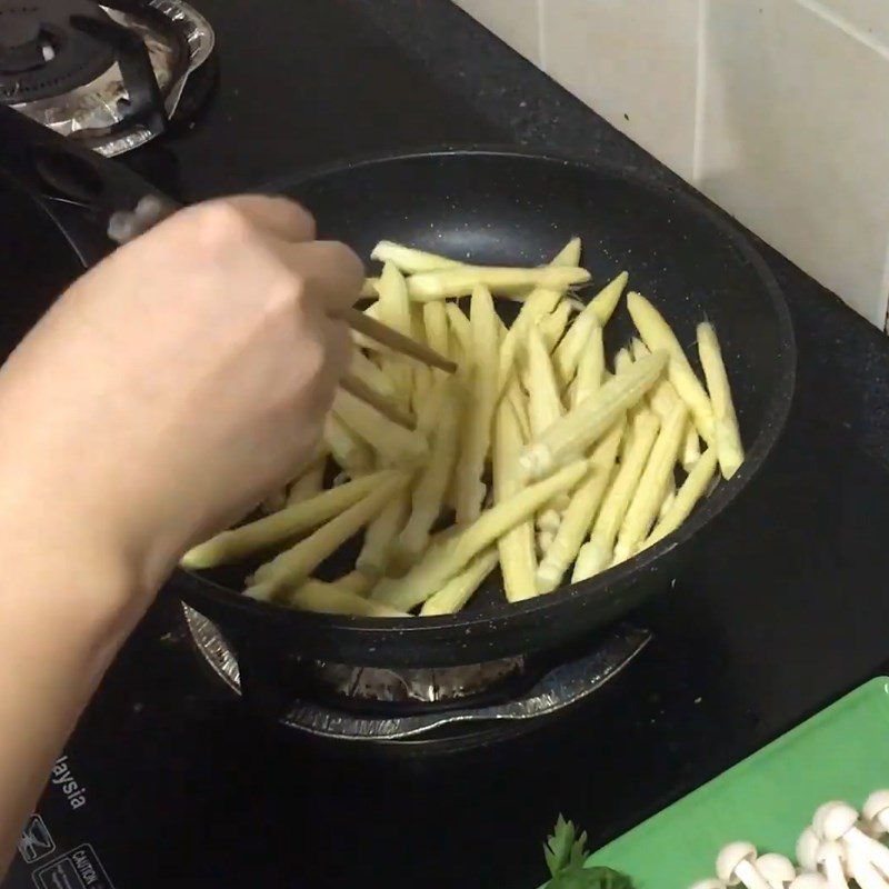 Step 2 Stir-fry the baby corn for stir-fried baby corn with bell pepper