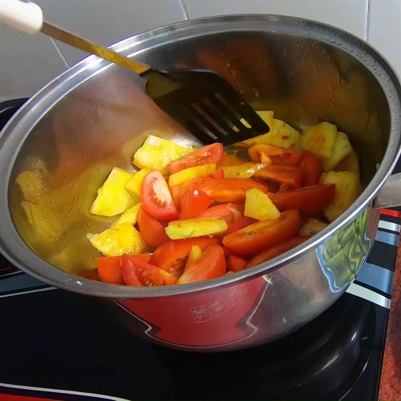 Step 3 Stir-fry the ingredients sour soup with salmon head and shrimp