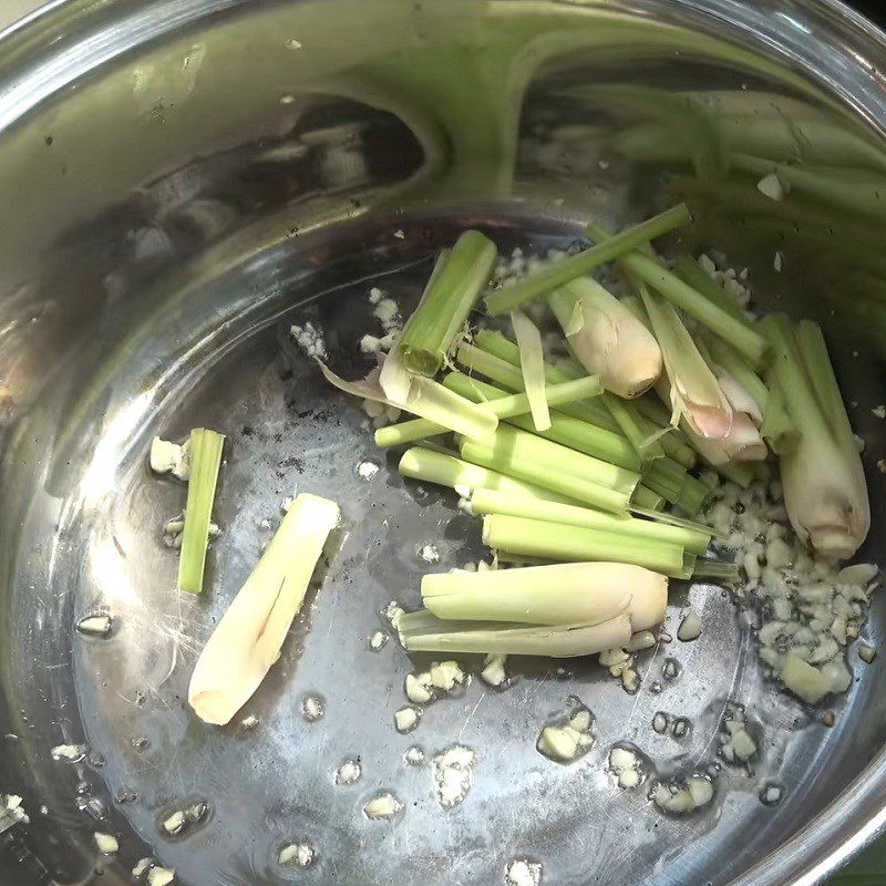 Step 3 Sauté the ingredients for the stir-fried squid hot pot