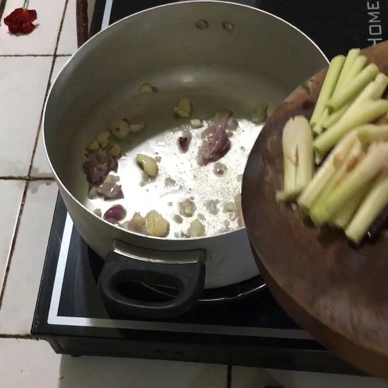 Step 3 Stir-fry ingredients for snakehead fish hotpot with sour bamboo shoots