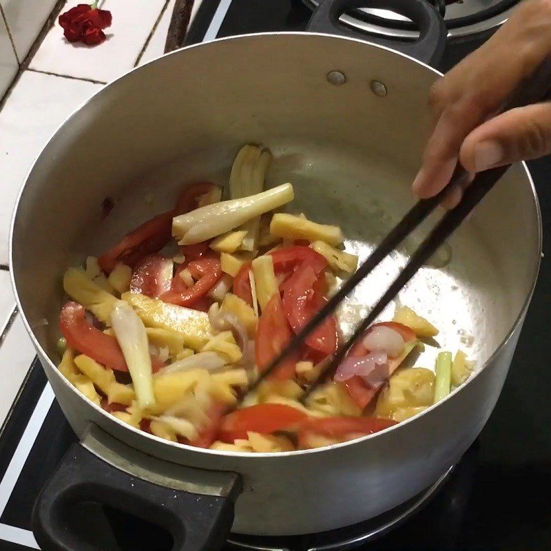 Step 3 Stir-fry ingredients for sour bamboo shoot snakehead fish hotpot